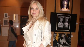 Η Μαρί Κωνσταντάτου με το απόλυτο πανωφόρι της άνοιξης | Μαζί με τον Γιάννη Κεντ στο θέατρο