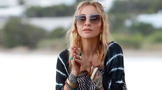 Η Ρούλα Ρέβη φωτογραφίζει τον Αποστόλη Τότσικα αγκαλιά με την κόρη τους, Ειρήνη - Χρυσή, στην πιο όμορφη και καλλιτεχνική φωτογραφία