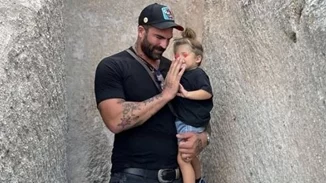 Ο 2.5 ετών Πάρης Αλεξάνδρου τακτοποιεί το δωμάτιό του- Έτσι κατάφερε ο μπαμπάς του να του το διδάξει