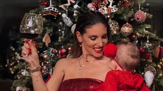 Αθηνά Οικονομάκου - Φίλιππος Μιχόπουλος| Η #familygoals φωτογραφία τους στην αλλαγή του χρόνου