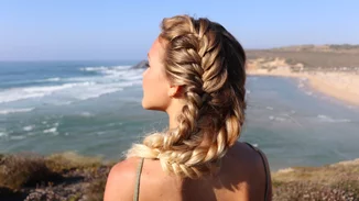 Καλοκαιρινό Hair Inspo | 9 χτενίσματα που θα απογειώσουν το beach look σου