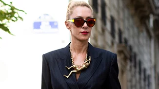 Άψογη κάθε μέρα | 3 σύνολα στο πιο διαχρονικό και επιβλητικό χρώμα της σεζόν