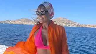 Μάρα Ζαχαρέα | Διακοπές σε σκάφος - Με μπικίνι και μαντήλι στα μαλλιά