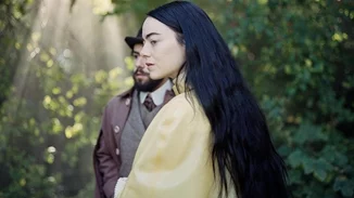 Λονδίνο | Έκθεση με τα κοστούμια από το Poor Things του Λάνθιμου στο Barbican Centre