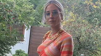 H Σοφία Καρβέλα ποζάρει στην κάμερα χαμογελαστή, φορώντας το τζιν της με τον πιο cool τρόπο