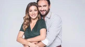 "Το Σόι Σου" | Όταν ο Μελέτης Ηλίας & η Βάσω Λασκαράκη πόζαραν αγκαλιά με τις κόρες τους στο θέατρο