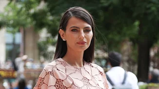 Καλεσμένη σε γάμο; Το effortlessly chic χτένισμα που μπορείς να κάνεις μόνη σου σε 5'