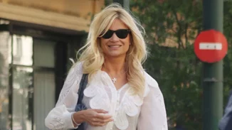 Φαίη Σκορδά | Φοράει στο σπίτι τις μαύρες γόβες που δεν πρέπει να λείπουν από καμία γκαρνταρόμπα