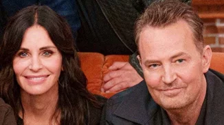 Κόρτνεϊ Κοξ | Μελαγχολική στην πρώτη εμφάνιση μετά τον θάνατο του Μάθιου Πέρι