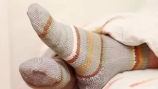 Ειδικοί αποκαλύπτουν | Οι κίνδυνοι που κρύβουν οι κάλτσες για τα πόδια σου