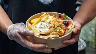 Ζευγάρι Ελλήνων έχει "τρελάνει" στους Νεοζηλανδούς | To street food με άρωμα Ελλάδας που σερβίρει