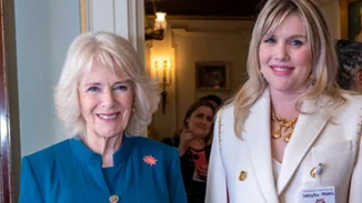 Η δούκισσα της Κορνουάλης συνάντησε τη σωσία της από τη σειρά ''The Crown''