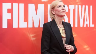 Η Cate Blanchett σε red capret εμφάνιση στο Λονδίνο | Με κοστούμι και χρυσό περιστέρι σε κόσμημα στο λαιμό