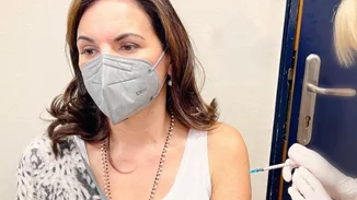 Όλγα Κεφαλογιάννη |  Έκανε την τρίτη δόση του εμβολίου δύο μήνες μετά τη γέννηση των διδύμων (pic)