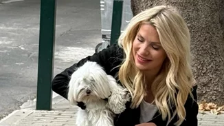 Με το πιο cosy outfit στη βόλτα της | Η Ελένη Μενεγάκη με το σύνολο που θα φοράμε όλο το φθινόπωρο