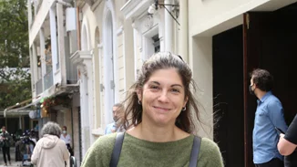 Ηρώ Μπέζου | Η σπάνια εμφάνιση της ηθοποιού με casual φθινοπωρινό λουκ στην παρουσίαση προγράμματος του Θεάτρου Τέχνης