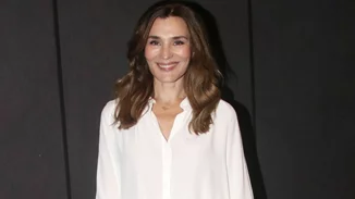 Το total white σύνολο της Μαρίας Ναυπλιώτου σε θεατρική πρεμιέρα που είναι η επιτομή της κομψότητας