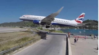 Σκιάθος | Τουρίστρια εκτινάχθηκε από τα αέρια τουρμπίνων αεροσκάφους – Το δεύτερο περιστατικό σε λίγες ημέρες