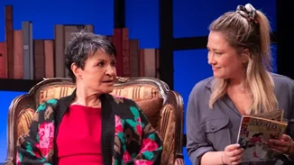 Τρεις λόγοι για να δεις το "Δύο γυναίκες χορεύουν" με τις Κατιάνα Μπαλανίκα και Ιωάννα Ασημακοπούλου στο θέατρο Διάνα