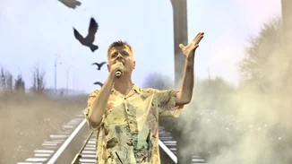 Συναυλία Τέμπη | Ρίγη συγκίνησης προκάλεσε το τραγούδι που έγραψε και ερμήνευσε ο Φοίβος Δεληβοριάς στο Καλλιμάρμαρο