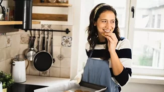 Τρως πάντα "στο πόδι" επειδή "κάνεις διατροφή"; Γιατί δεν έχει αποτέλεσμα και πώς θα μάθεις ξανά να τρως