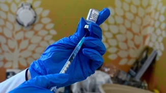 Κανονικά ο εμβολιασμός με το επικαιροποιημένο εμβόλιο της Pfizer - Γιατί χτύπησε συναγερμός για πιθανότητα εγκεφαλικού