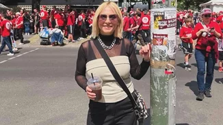 Ελεωνόρα Ζουγανέλη | Με βερμούδα και διαφάνειες στους δρόμους του Βερολίνου