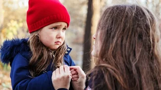 Τι κάνουμε όταν μας χτυπάει το παιδί; 3 χρήσιμες συμβουλές για γονείς νηπίων