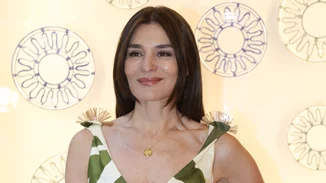 Μαρία Ναυπλιώτου | Στην παραλία με το μπικίνι της και ένα ποτήρι κρασί