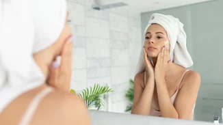 5 ευρέως διαδεδομένες skincare συμβουλές που πρέπει να σταματήσεις να ακολουθείς