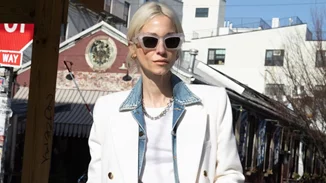 Το casual look της Σοφίας Καρβέλα είναι ο πιο cool τρόπος να φορέσεις το κόκκινο χρώμα