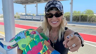 "Double trouble" για την Άννα Βίσση | Οι βόλτες με τα εγγόνια της στους δρόμους της Νέας Υόρκης