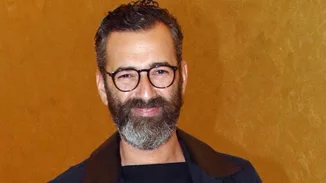 Ο Άγγελος Μπράτης ποζάρει με κόκκινα ψηλοτάκουνα πέδιλα