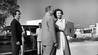 Τζένη Καρέζη | Στα παρασκήνια της ταινίας "Λατέρνα, φτώχεια και φιλότιμο" με τα iconic γυαλιά ηλίου των 50s