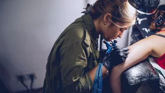 Οι Ουκρανοί κάνουν τατουάζ για τον πόλεμο, για να θυμούνται για πάντα τι περνούν