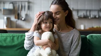 Γιατί οι σημερινές μαμάδες δεν νιώθουμε ότι είμαστε καλοί γονείς (όπως οι δικοί μας); Η απάντηση που χρειαζόμασταν