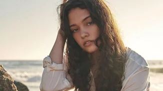 Claire Bridges | Το μοντέλο που έχασε και τα δύο πόδια της λόγω επιπλοκών από τον κορωνοϊό