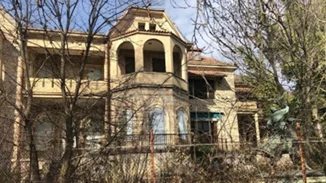 Τατόι | Αγώνας για να σωθούν 100.000 πολύτιμα αντικείμενα - Κάηκε μέρος του κτήματος (βίντεο)