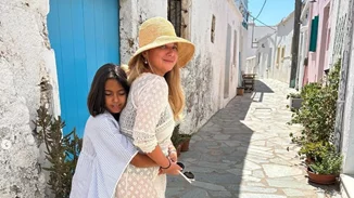 Νάνσυ Ζαμπέτογλου | Βουτιές με chic oλόσωμο μαγιό στη Μεσσηνία