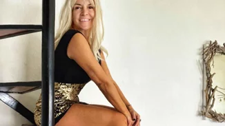 Μαρία Ανδρούτσου | Η 52χρονη ηθοποιός ποζάρει με μίνι outfit και εντυπωσιάζει με τα καλλίγραμμα πόδια της