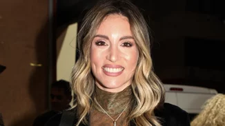 Αθηνά Οικονομάκου | Θεατρική βραδιά παρέα με φίλους- Η μάξι φούστα που κέρδισε τα βλέμματα