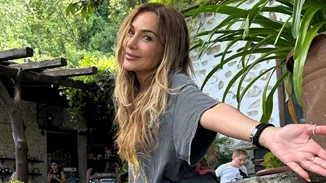 Η Δέσποινα Βανδή στο σπίτι της στη Φιλοθέη | Με ασπρόμαυρα έπιπλα και πολλά λουλούδια