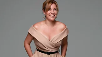 Η Μαριάννα Τουμασάτου στο θέατρο Άλσος | Αμακιγιάριστη με τα πιο αμφιλεγόμενα παπούτσια του καλοκαιριού