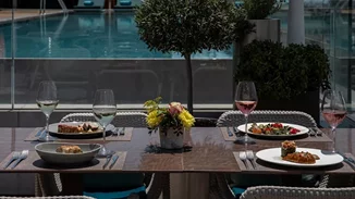 Εδώ απολαμβάνεις την καλύτερη μητροπολιτική θέα της Αθήνας αλλά αυτό δεν είναι το μεγαλύτερο ατού του