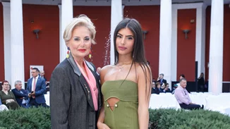 Η Δέσποινα Γιαννακοπούλου τραγουδά και χορεύει, φορώντας ένα mini μαύρο φόρεμα και ενθουσιάζει το TikTok