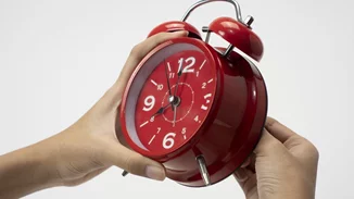 Αλλαγή ώρας 2025: Πότε γυρίζουμε τους δείκτες μια ώρα μπροστά;