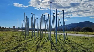 "58 καρφιά στα Τέμπη"| Ποτέ δεν θα ξεχάσουμε το έγκλημα- Συμβολικό έργο Τέχνης κοντά στο σημείο της τραγωδίας