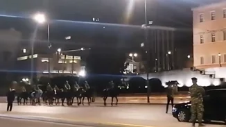 Βγήκε το... ιππικό | Γιατί είδαμε άλογα και αναβάτες σε Αμαλίας και Πανεπιστημίου τα ξημερώματα [βίντεο]