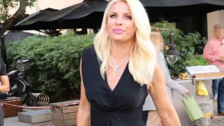 Ελένη Μενεγάκη | Στον καναπέ της με το πιάτο στο οποίο δεν μπορεί να αντισταθεί