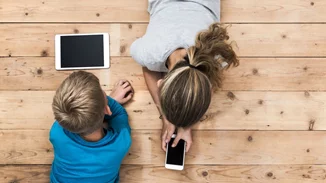 Γονείς | Πρέπει να "παρακολουθούμε" τα κινητά και τα tablet των έφηβων παιδιών μας;